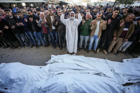 Dezenas de mortos e feridos em ataque israelense a hospital e comboio de ajuda em Gaza