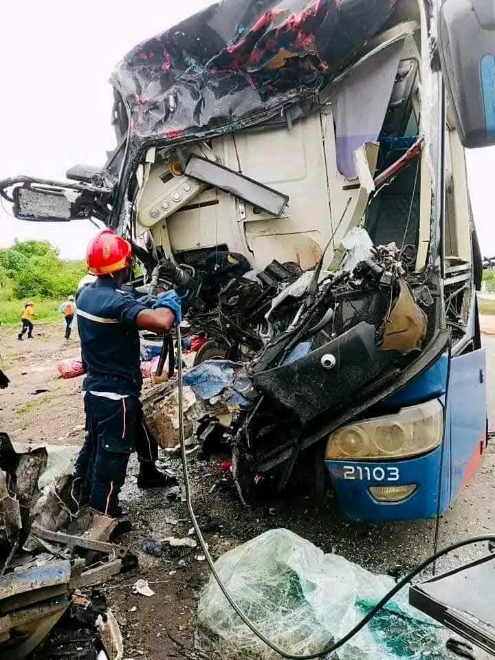 Dois mortos em violento acidente entre pesados em Calomboloca