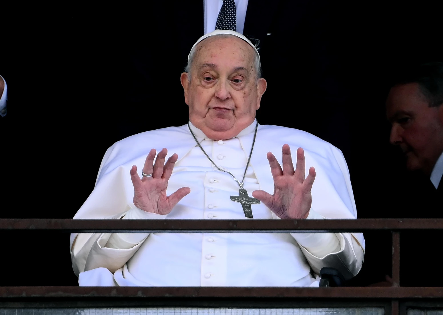 Médico que acompanhou o papa confirma que Francisco correu risco de vida