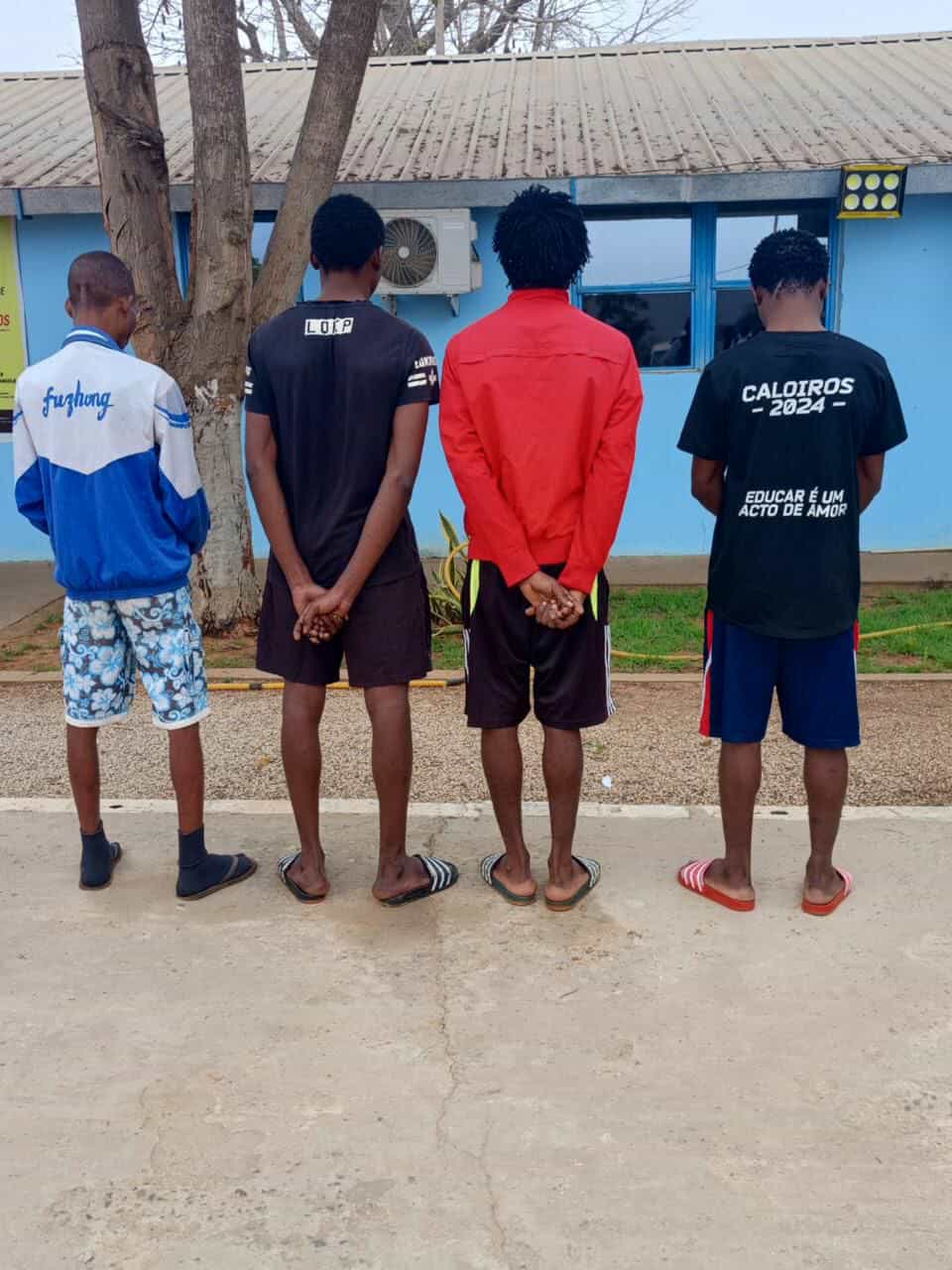 Detidos quatro cidadão suspeitos de roubos de viaturas em Luanda – SIC apreendeu uma “arma de fogo” e “quatro viaturas” em possa dos “assaltantes”