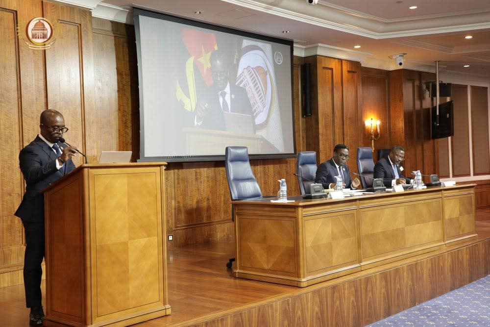 Inscrição no Instituto Nacional de Segurança Social de líderes religiosa e funcionários das igrejas, apresentada na Assembleia Nacional